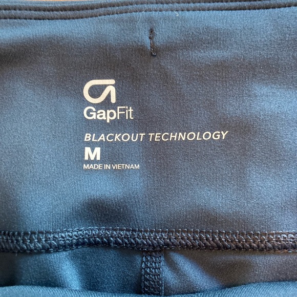 EUC GAPfit blackout workout leggings. Capri - Picture 5 of 11